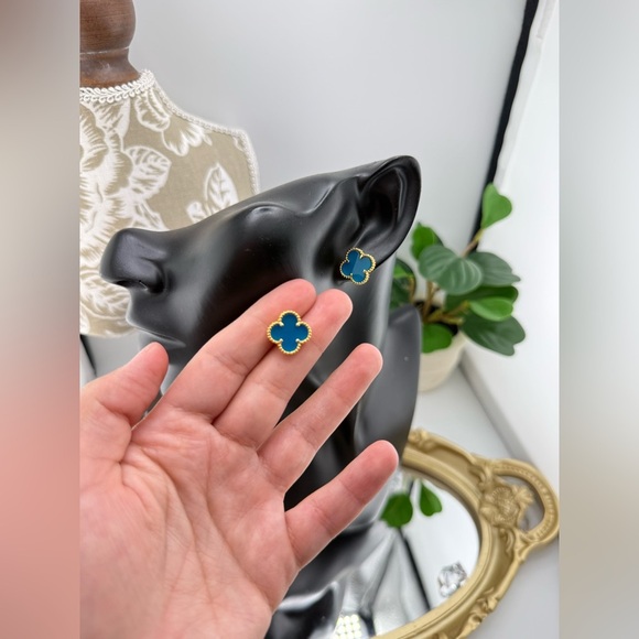 Lucky Clover Alhambra Stud Earrings – Turquoise Blue with Logo | Sterling Silver - Picture 7 of 8